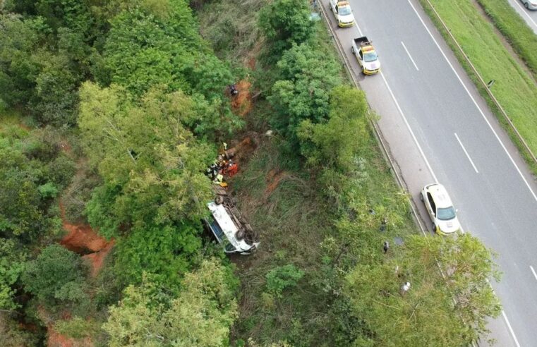 Micro-ônibus capota em Caetanópolis e deixa três mortos e 23 feridos