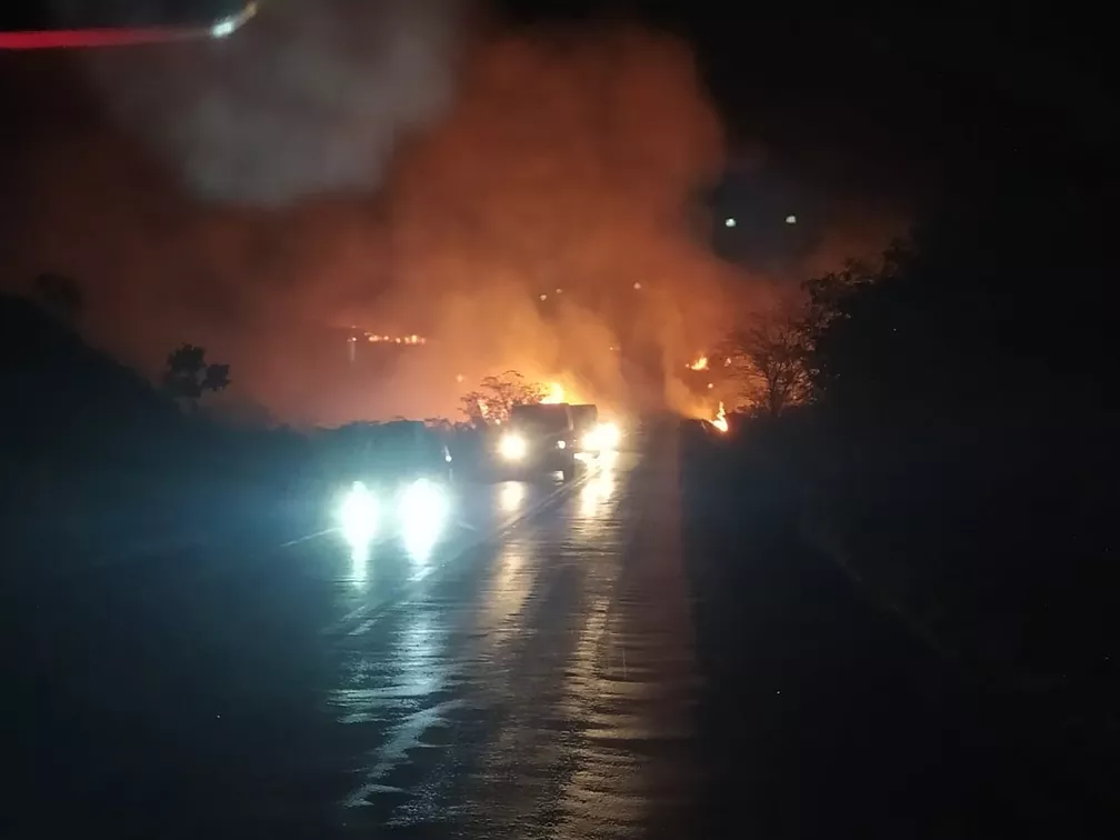 Bombeiros combatem incêndio na BR-251, em Francisco Sá
