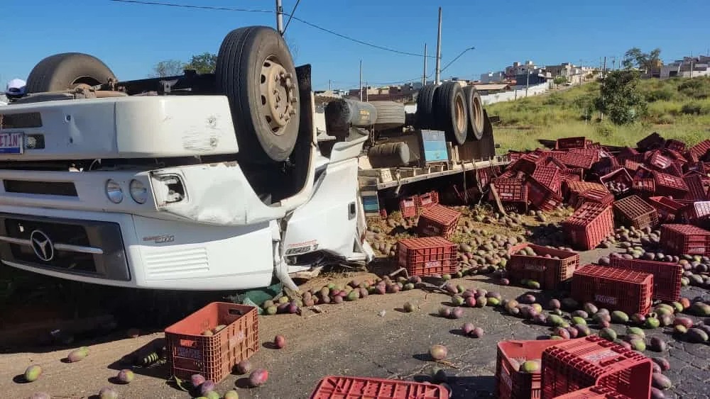 LMG 653 | Motorista morre após tombar caminhão em Montes Claros