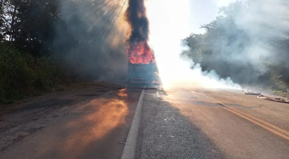 Incêndio em caminhão que transportava enxofre interdita BR-251, em Montes Claros