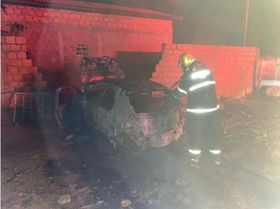 JANAÚBA | Carro bate em muro de casa e pega fogo