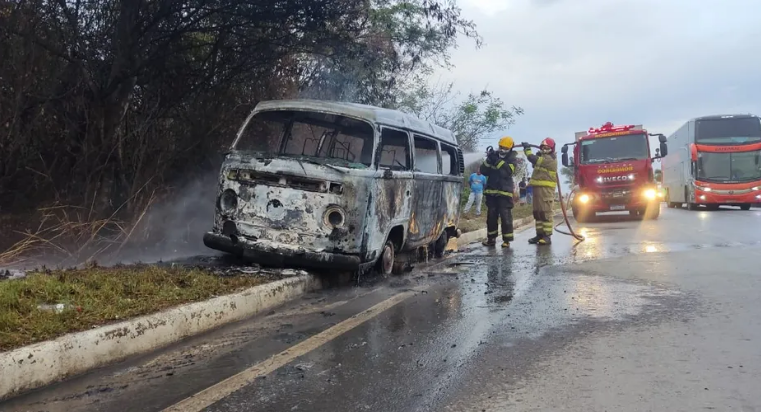 BR-251 | Kombi que transportava família da Bahia para o Rio de Janeiro pega fogo e fica destruída