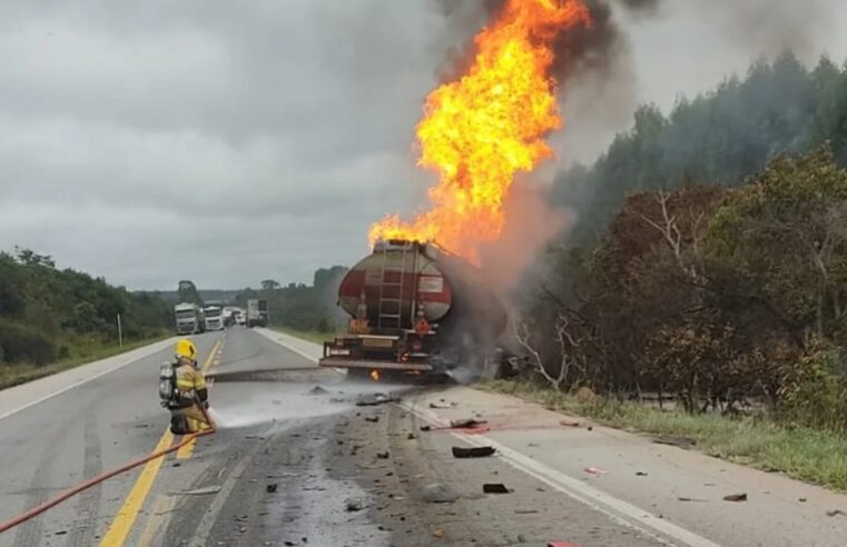 BR-251 | Motorista morre carbonizado após caminhão-tanque pegar fogo