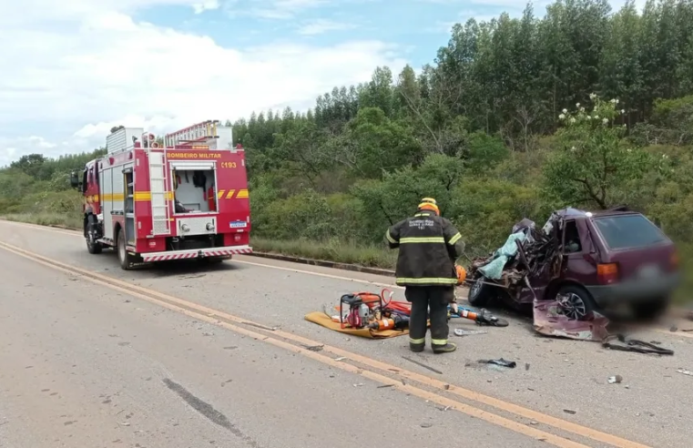 BR-367 | Motorista morre em acidente entre carro e caminhão