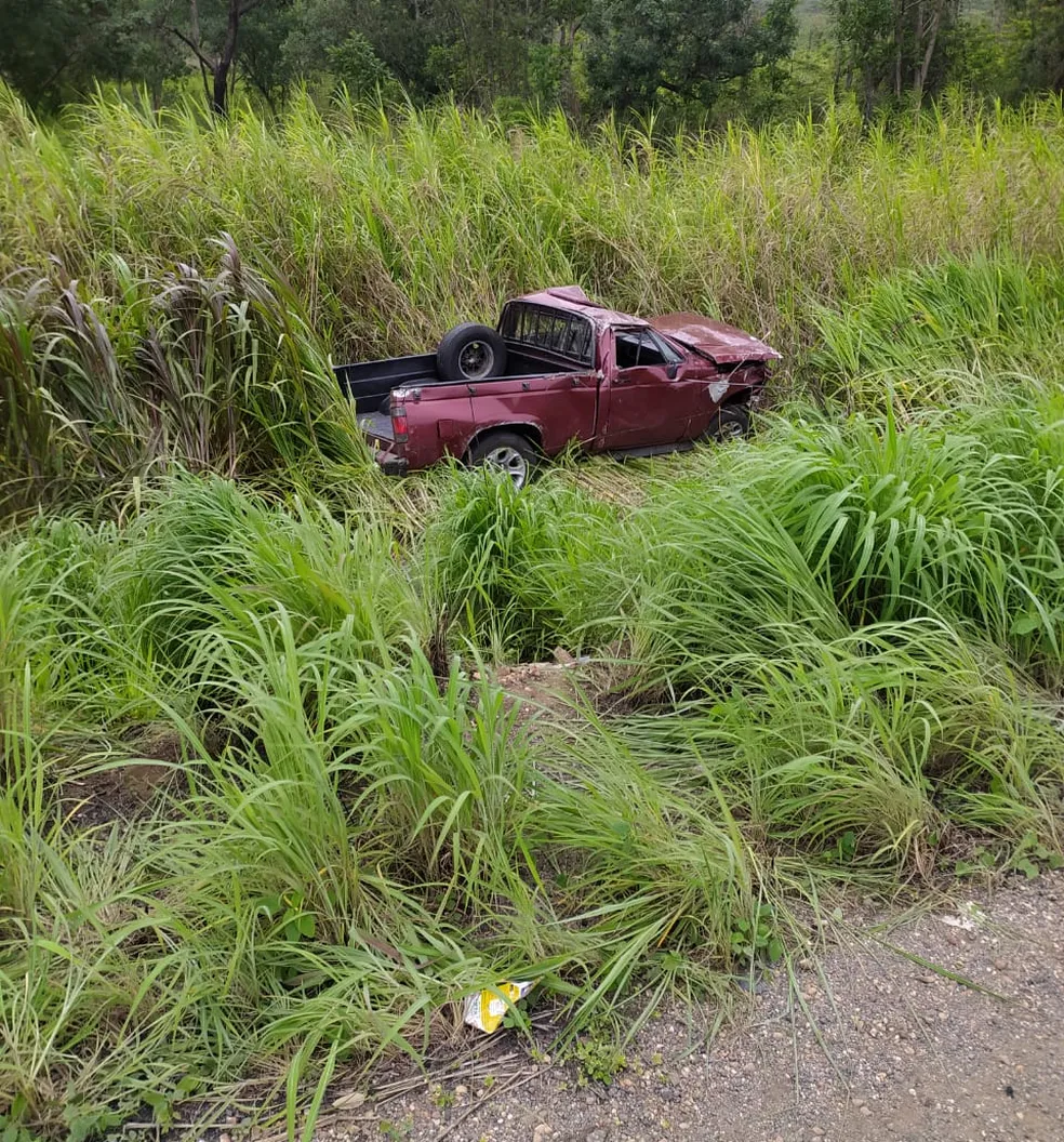MGC-496 | Motorista de caminhonete é arremessado e morre após bater em carro