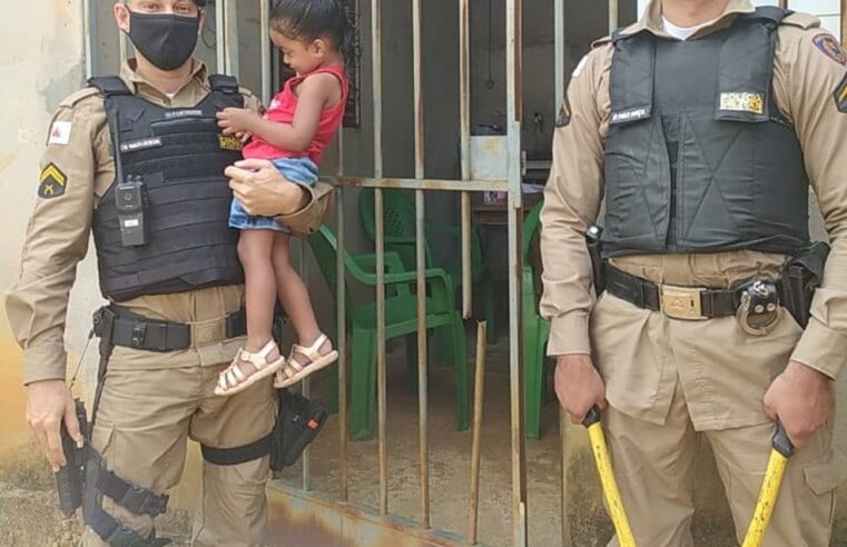 Policiais socorrem bebê que estava com a cabeça presa entre as barras de um portão