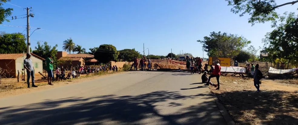 MGC-135 | Indígenas protestam contra o PL 490 e fecham rodovia no Norte de Minas