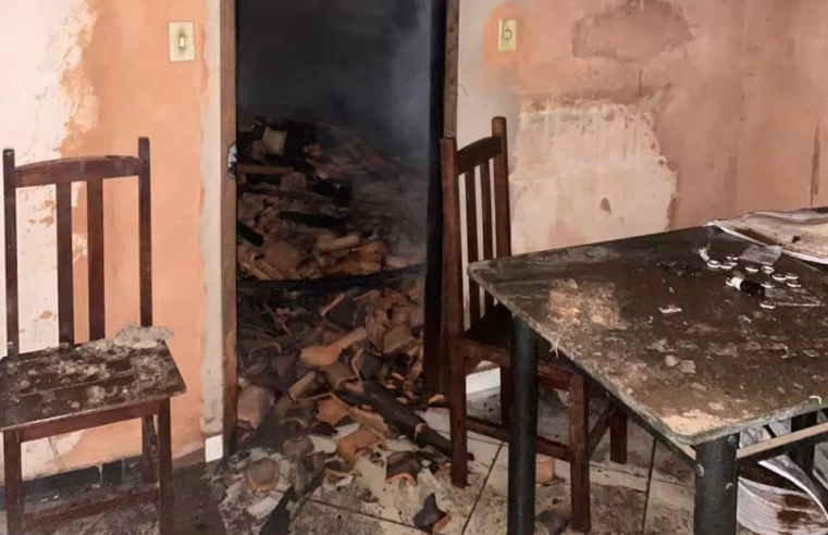 Incêndio destrói casa em Montes Claros