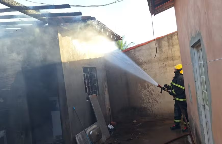 Bombeiros conter incêndio em área de lazer em Janaúba