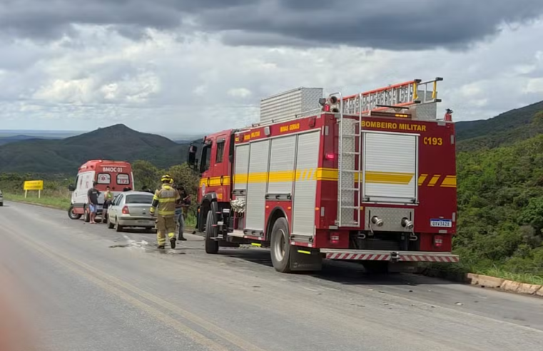 Carro bate na traseira de carreta na Serra de Francisco Sá e passageiro fica ferido