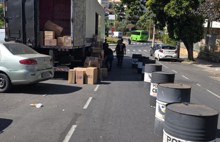 CMG apreende carreta com cigarros contrabandeados na BR-040