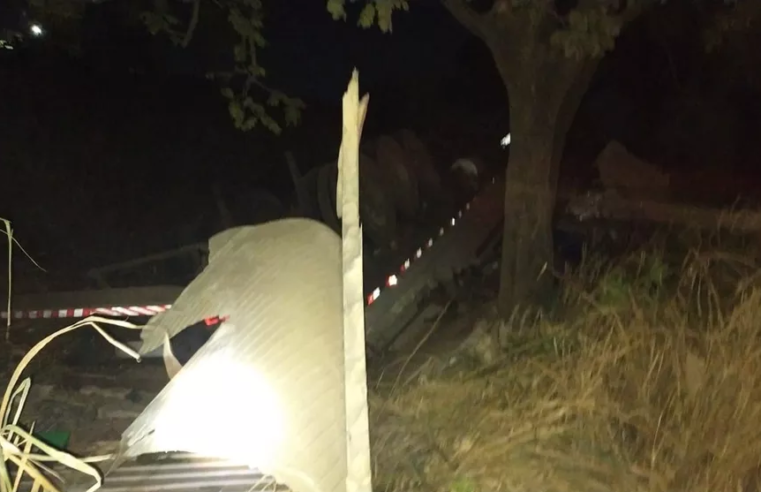 Motorista perde controle ao desviar de buracos e tomba carreta em Buritizeiro