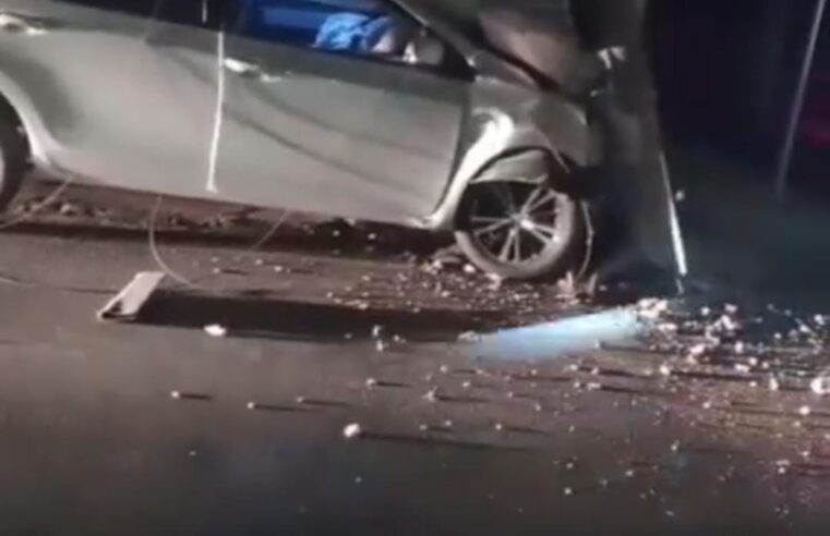 Motorista embriagado perde direção do veículo e bate num poste no centro de Moc