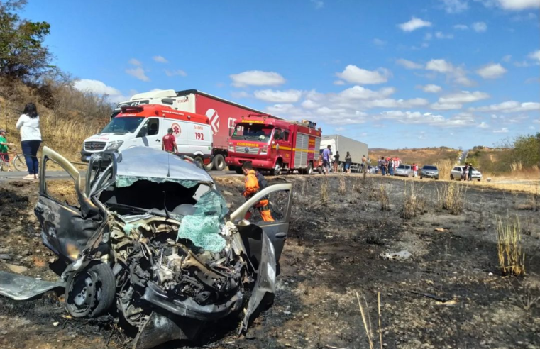 Grave acidente é registrado na Serra de Francisco Sá; veículo ficou totalmente destruído