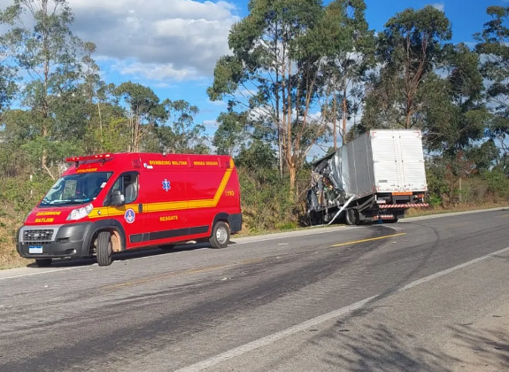BR-251 | Caminhão-baú bate em carreta em Santa Cruz de Salinas