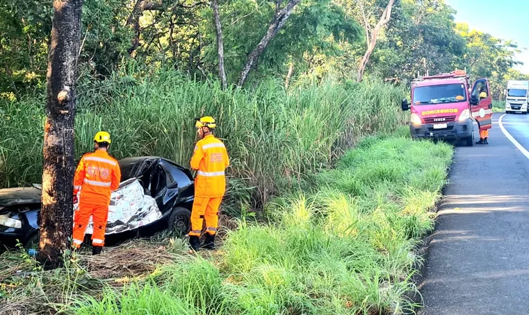 BR-365 | Motorista morre após carro capotar e bater em árvore, em Pirapora