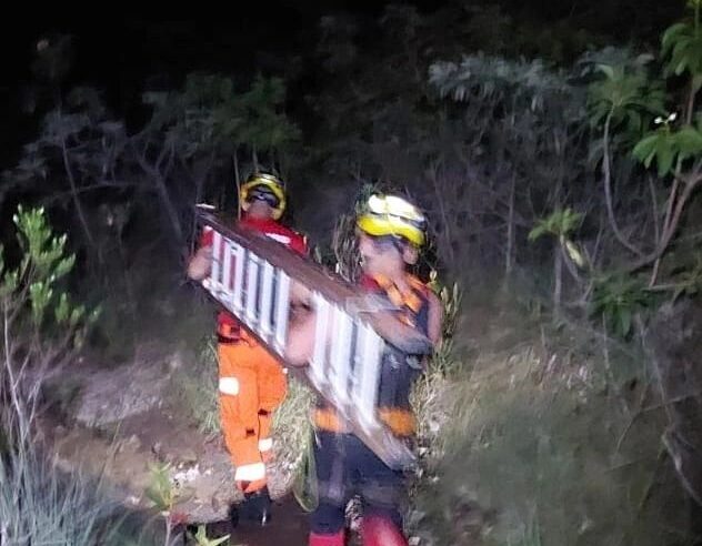 Bombeiros resgata jovem que ficou ilhada após escorregar em cachoeira