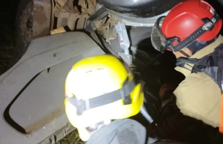 Caminhoneiro fica preso às ferragens após acidente na MG-614, em Divisa Alegre