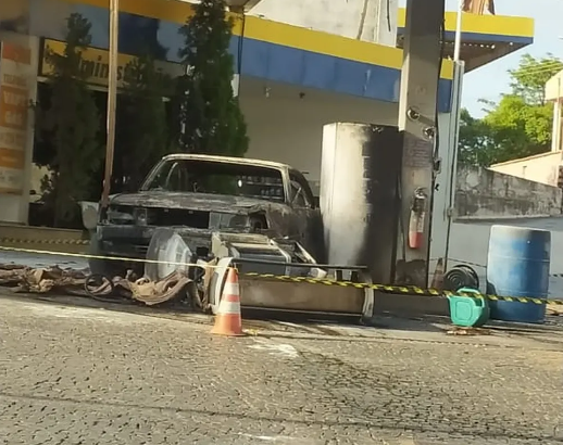 Veículo pega fogo após bater em bomba de combustíveis