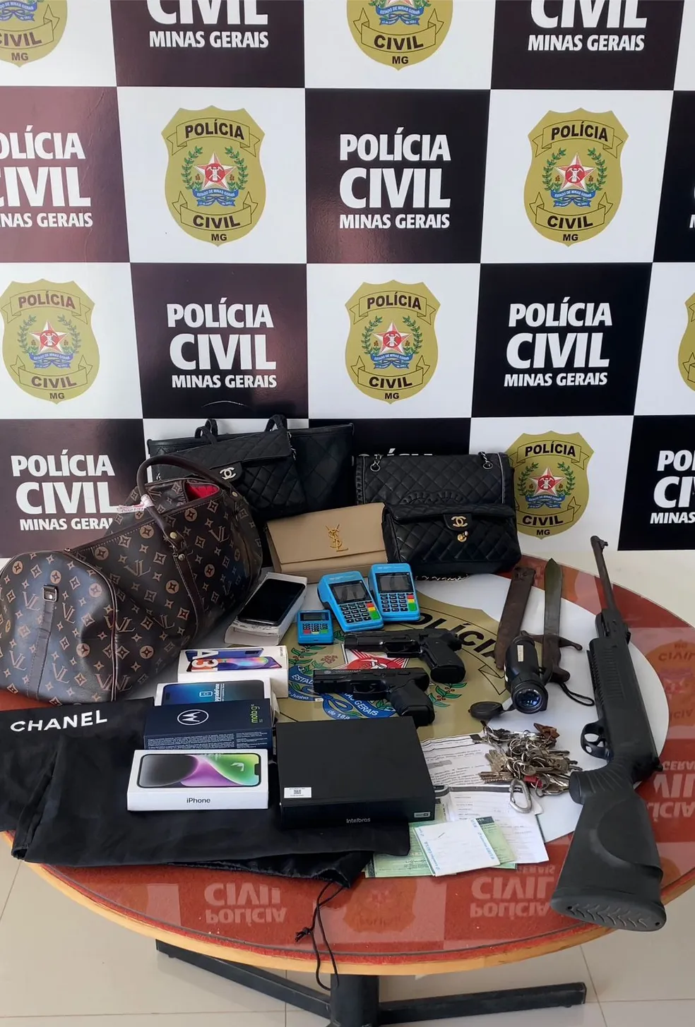 Bolsas, réplicas de armas e joias são apreendidas durante operação que investiga furtos em residências de luxo