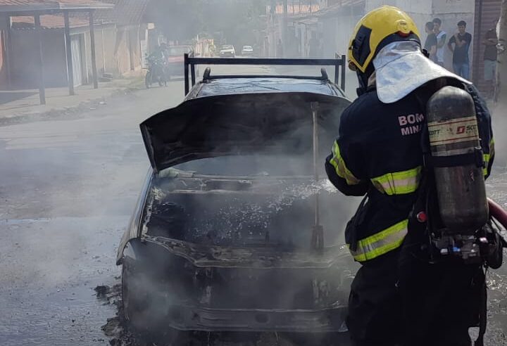 MONTES CLAROS | Bombeiros atendem a ocorrência de incêndio em veículo automotor