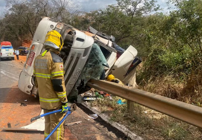 SALINAS | Caminhoneiro morre em acidente na BR-251