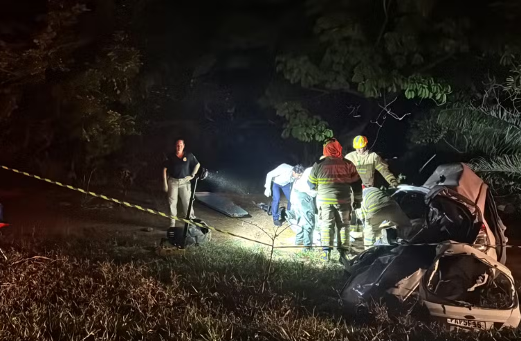 Mulher morre em conflito entre carro e carreta na BR-365, em Montes Claros