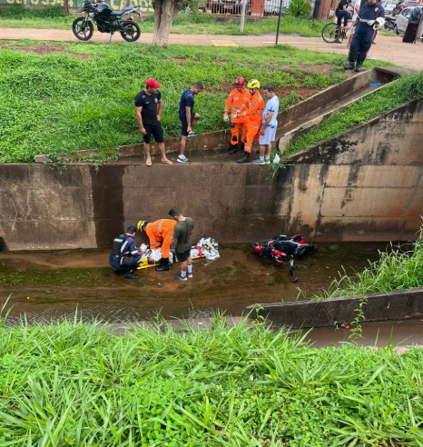 Mulher fica ferida ao cair de bicicleta elétrica em córrego no Centro de Unaí