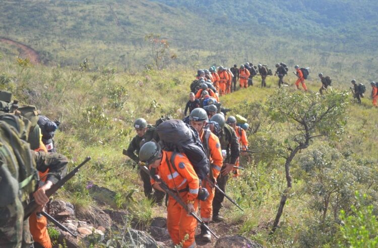 Bombeiros realizam curso de montanhismo no Exército Brasileiro