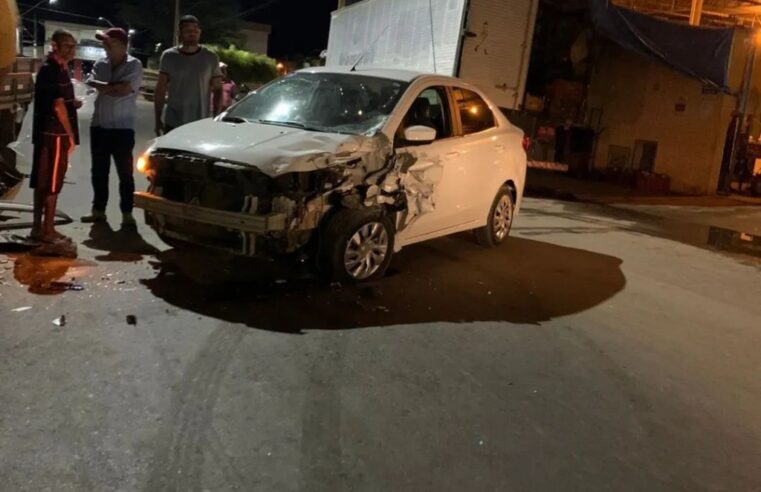 Dois carros se envolvem em acidente, na cidade de Januária
