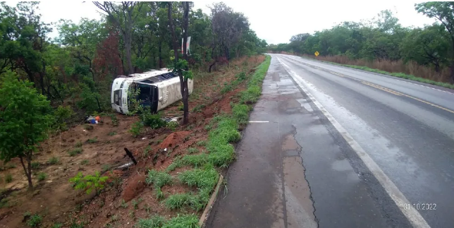 BR-365 | Micro-ônibus que levava pacientes de Pirapora para Montes Claros sofre grave acidente