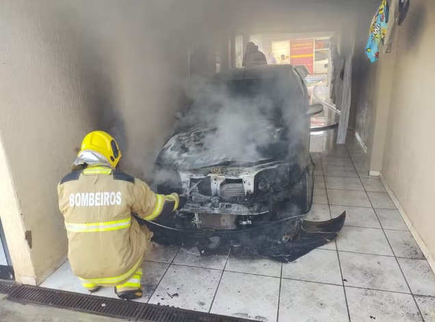UNAÍ | Bombeiros apagam incêndio após carro estacionado na garagem de uma casa pegar fogo