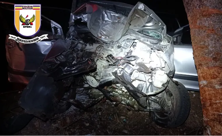 MGC-259 | Motorista fica ferido e esposa morre após carro bater em árvore