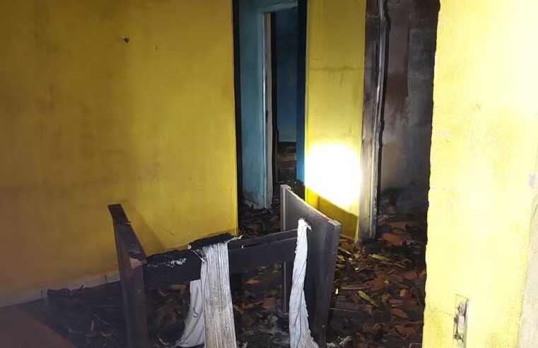 Telhado de casa desaba após incêndio em Araçuaí