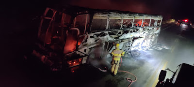 Ônibus pega fogo na BR-122; motoristas e passageiros não se ferem