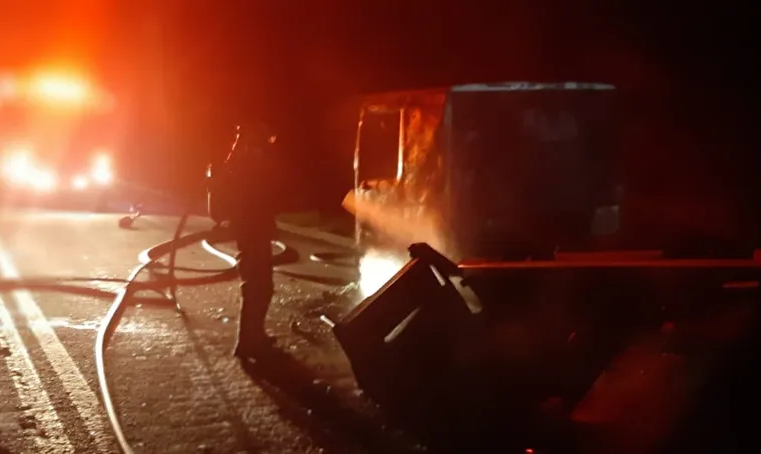 Incêndio destrói caminhão na BR-251, em Salinas