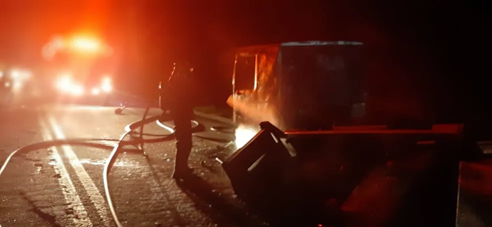 Incêndio destrói caminhão na BR-251, em Salinas