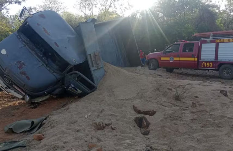 Motorista morre após caminhão caçamba tomba em estrada rural