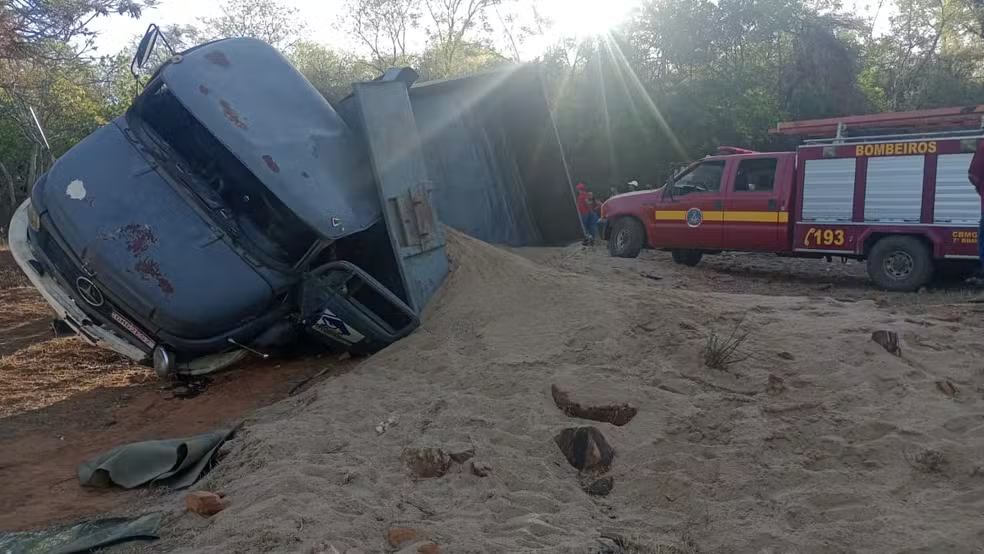 Motorista morre após caminhão caçamba tomba em estrada rural