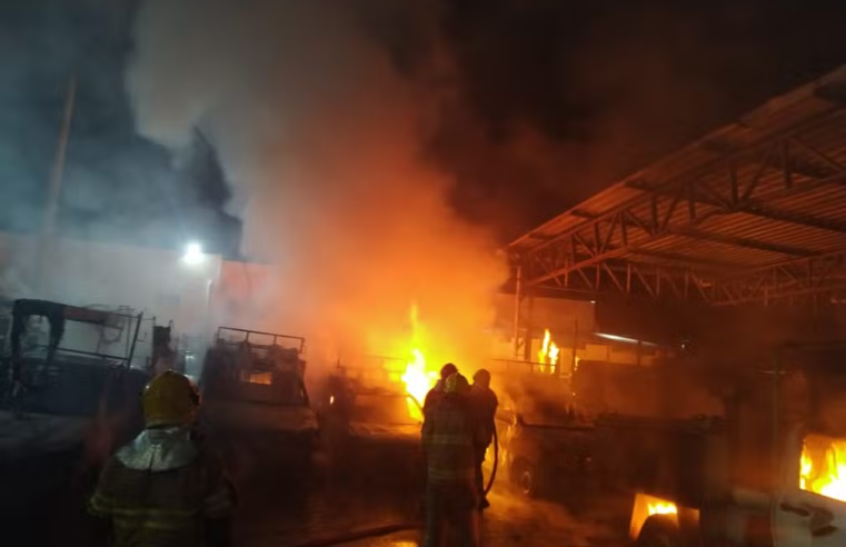 Incêndio atinge 14 caminhonetes em pátio de empresa que presta serviço para a Cemig