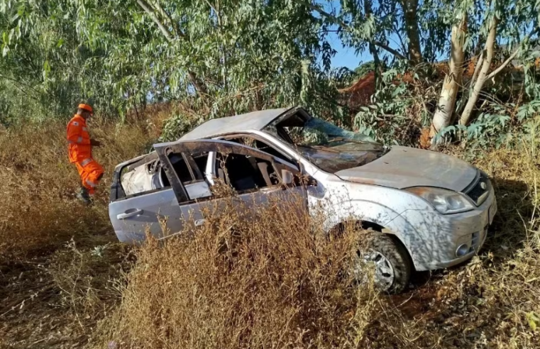 Carro capota, cai de ribanceira e deixa mulher ferida na MGC-122 em Janaúba