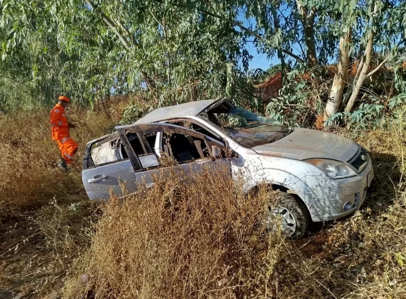 Carro capota, cai de ribanceira e deixa mulher ferida na MGC-122 em Janaúba