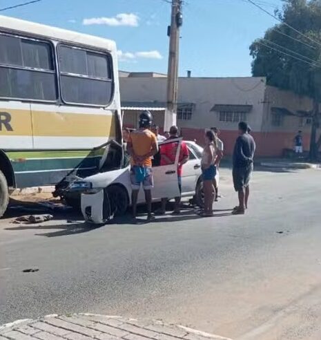 Idosa de 85 anos morre após carro desviar de cachorro e bater em ônibus estacionado