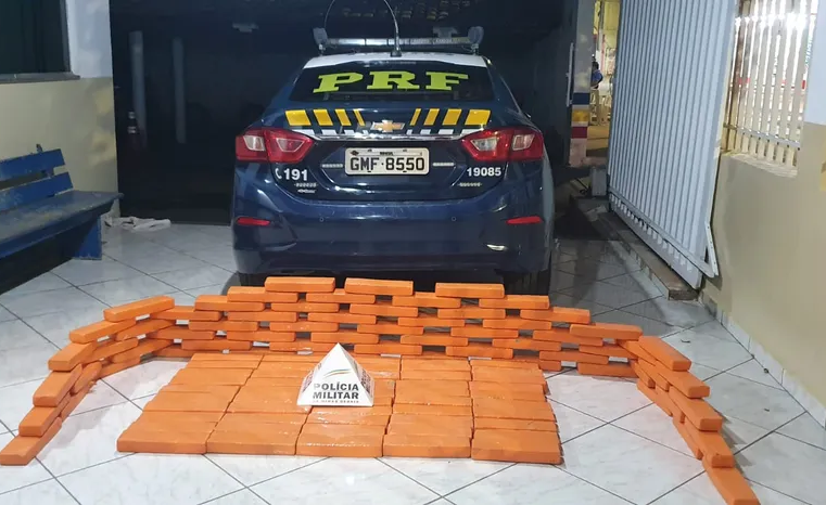 Polícia apreende mais de 100 quilos de maconha que eram transportados em carro