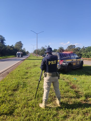 PRF-MG flagra mais de 4.600 veículos com excesso de velocidade durante Operação “Dia do Trabalho 2025”