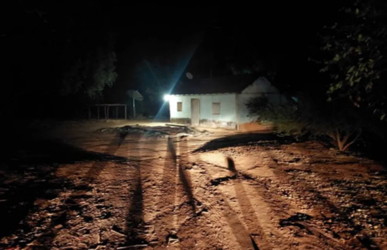 Criminosos invadem fazenda durante a noite e roubam caminhonete e R$ 8 mil