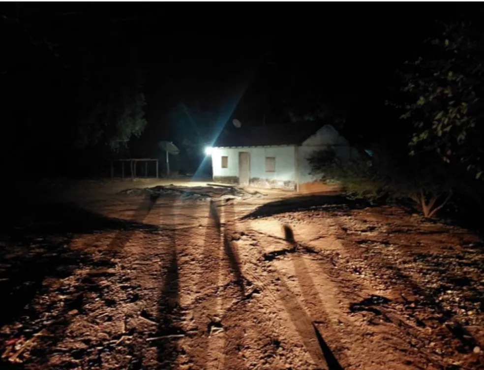 Criminosos invadem fazenda durante a noite e roubam caminhonete e R$ 8 mil