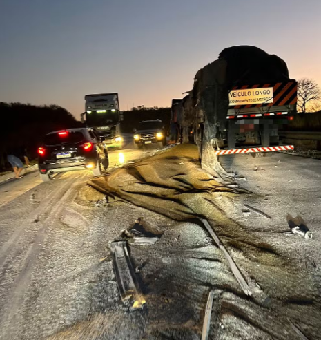 Motorista fica preso às ferragens em acidente com três veículos na BR-251