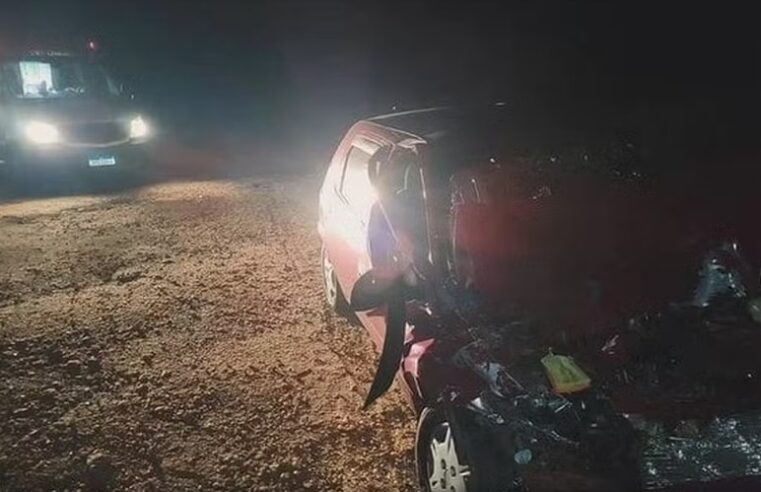 Motorista fica ferido após batida entre carro e caminhão carregado com melancias na BR-251 em Salinas