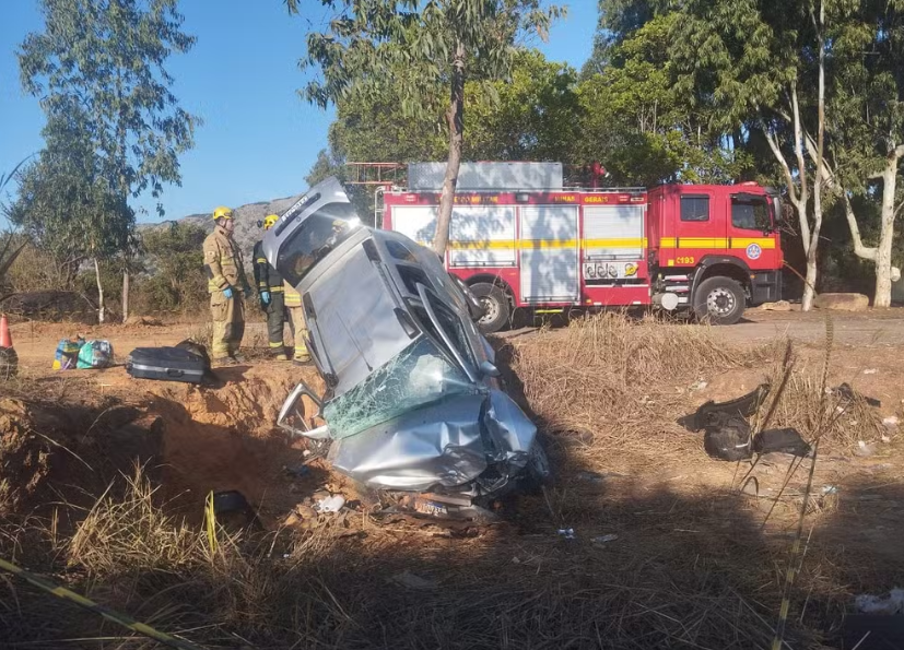 Mulher morre após carro capotar e bater contra árvore na BR-251 em Grão Mogol